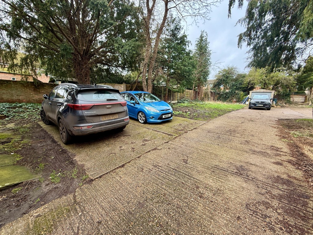 Lot: 84 - HIGH STREET INVESTMENT WITH POTENTIAL - Carpark to rear